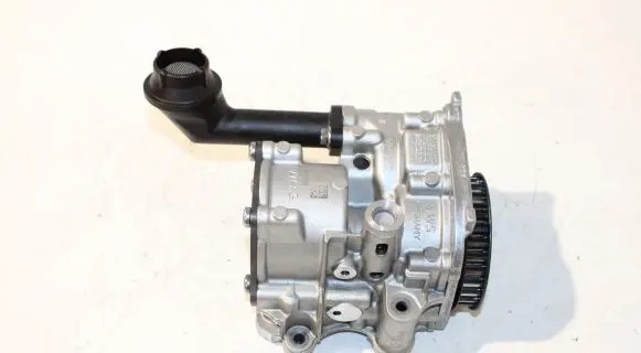 Volkswagen PASSAT B8 Oil pump 04L145208K