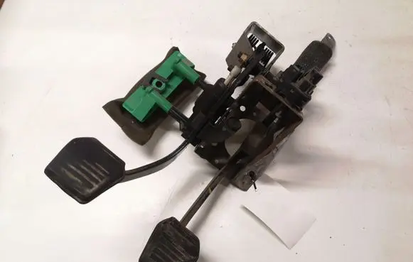 Ford Focus Pedal assembly 98AB2450