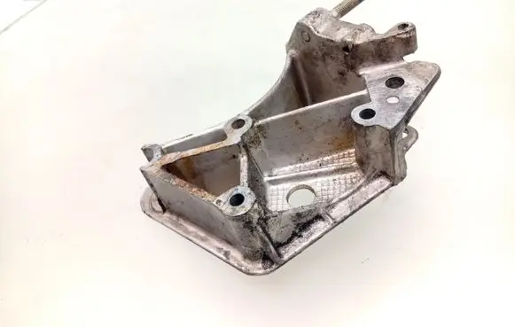 Peugeot 406 Engine mounting bracket E225