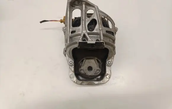 Volkswagen Touareg III Engine mount bracket