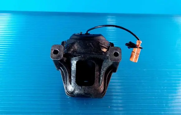 Audi A4 S4 B8 8K Engine mount bracket 8K0199381