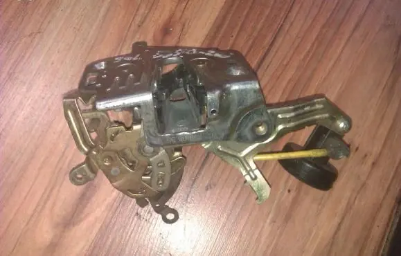 Mercedes-Benz C W202 Rear door lock 2027300635