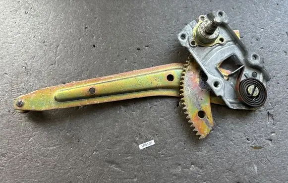 Mitsubishi Pajero Rear window lifting mechanism without motor MB320021