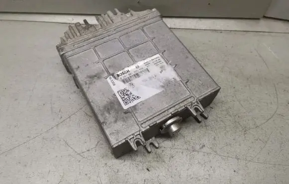 Volkswagen PASSAT B5 Engine control unit/module 0281001555 0281001556