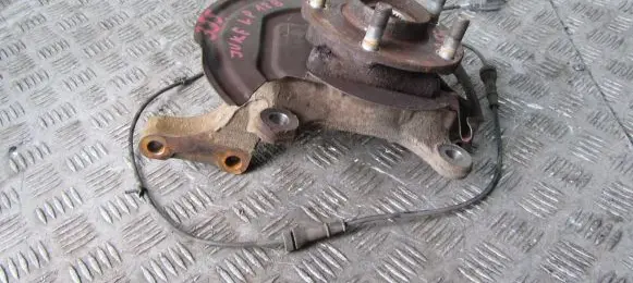 Nissan Juke I F15 Front wheel hub spindle knuckle