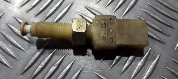 Volkswagen PASSAT B5 Brake pedal sensor switch 443945515