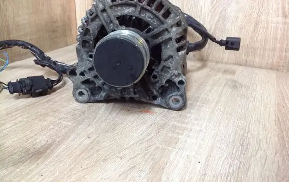 Skoda Octavia Mk2 (1Z) Generator/alternator 06F903023F