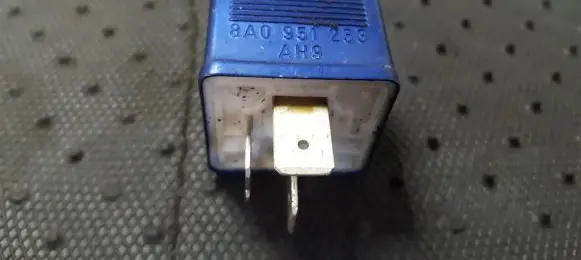 Volkswagen PASSAT B5.5 Other relay 8A0951253 899587