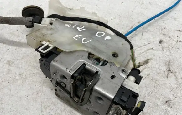 Mercedes-Benz E W212 Front door lock A2047201835