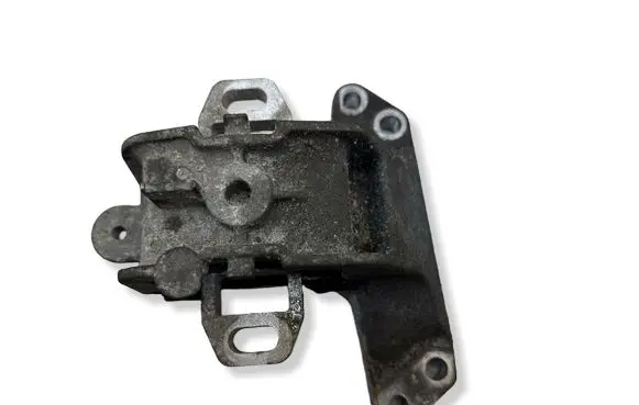 Peugeot 508 Engine mount bracket