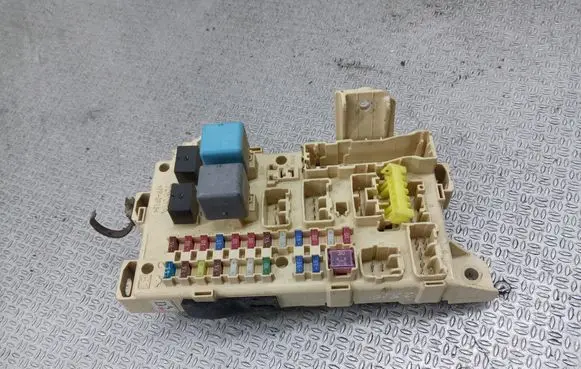 Toyota Avensis Verso Fuse module 8922144040