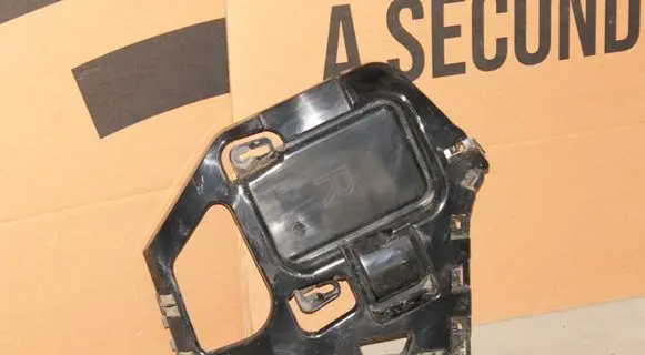 Rear bumper mounting bracket