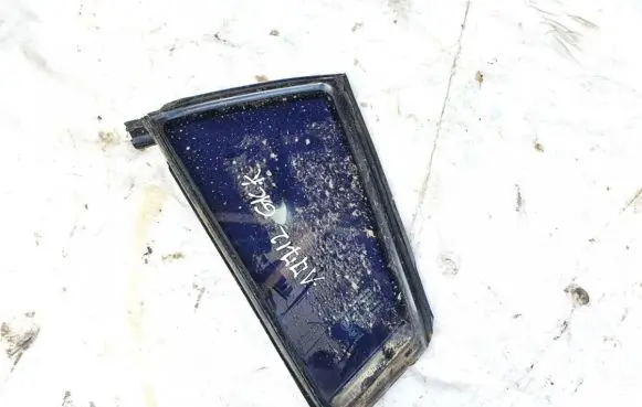Mazda 3 I Rear vent window glass 