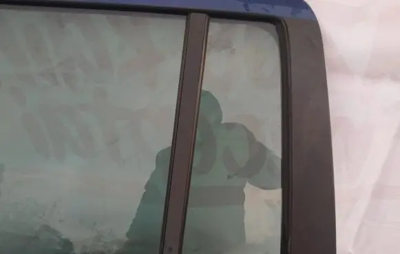 Opel Zafira B Rear vent window glass 