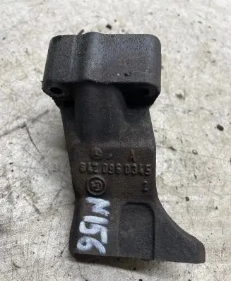 Mercedes-Benz ML W164 Engine mounting bracket 0960345