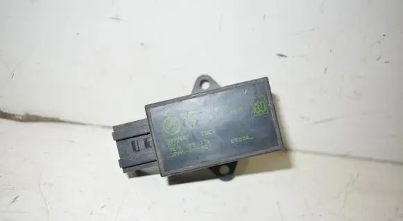 Volkswagen Touran I Seat heating relay 7L0959772