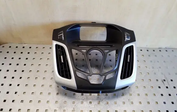 Radio/GPS head unit trim