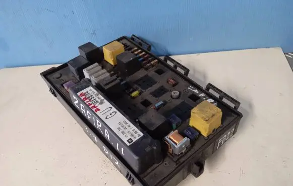 Opel Zafira B Fuse box set 5DK008668 015349211