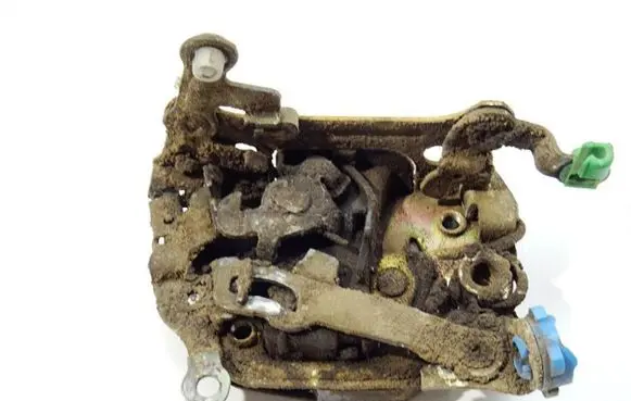 Nissan PickUp Front door lock