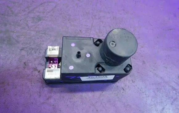 Audi A4 S4 B5 8D Central locking vacuum pump 4A0862257J