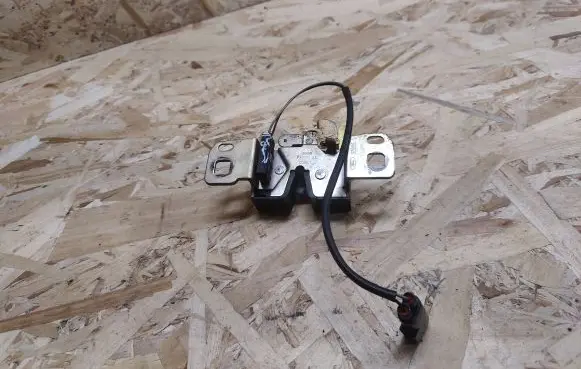 Jaguar XK8 - XKR Tailgate/trunk/boot lock/catch/latch F43200AE