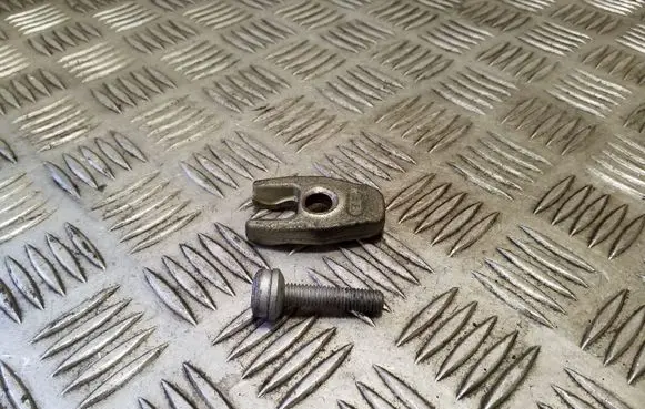 Suzuki Grand Vitara II Fuel Injector clamp holder