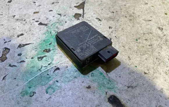 Dodge Challenger Blind spot module 04672862AB 77V12CRN