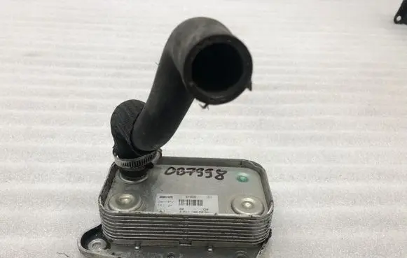Mercedes-Benz Vito Viano W638 Engine oil radiator A6111880301