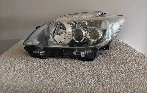 Toyota Prius (XW30) Headlight/headlamp