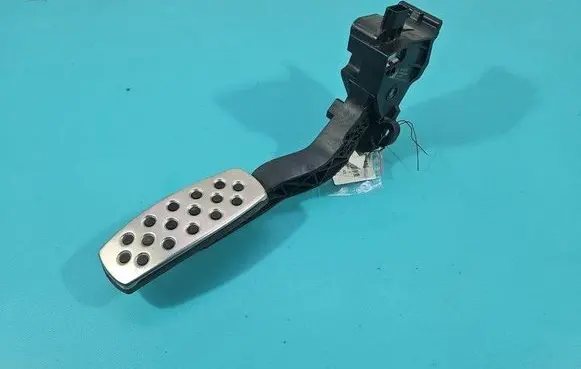 Accelerator throttle pedal