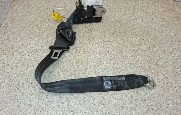 Volkswagen PASSAT B7 Front seatbelt 3C1857706R YD41904611S 34077660