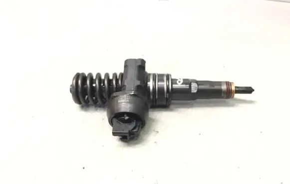 Volkswagen PASSAT B5.5 Fuel injector 038130073AJ