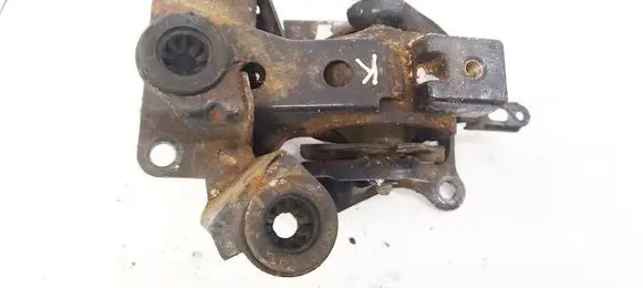 Nissan Almera Tino Engine mount bracket 