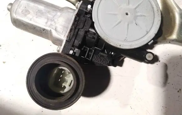 Toyota Yaris Front door window regulator motor