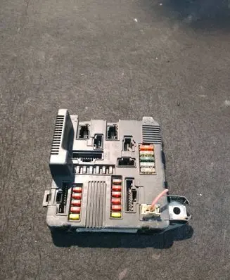 Renault Megane II Fuse module 8200306033A S118399300J