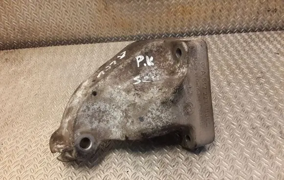 Mercedes-Benz E W211 Engine mounting bracket 6422230004 A6422230004
