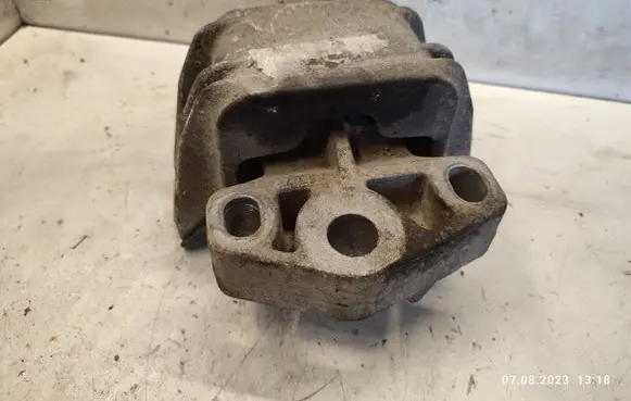 Volkswagen Golf IV Engine mount bracket