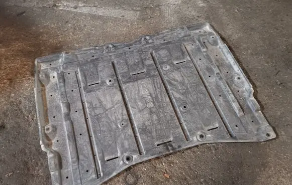 Nissan Leaf I (ZE0) Center/middle under tray cover 748N23NA0A