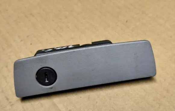 Chrysler 300 - 300C Glove box lock 5JM55TRMAC