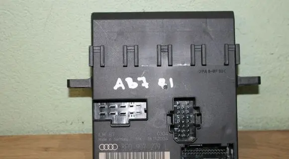 Audi A4 S4 B7 8E 8H Comfort/convenience module 8E0907279L