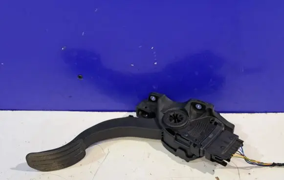 Volvo V70 Accelerator throttle pedal 31329057 31329061