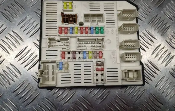 Renault Laguna III Fuse module 284B66052R