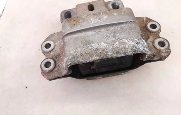 Volkswagen Golf V Engine mount bracket 1k0199555