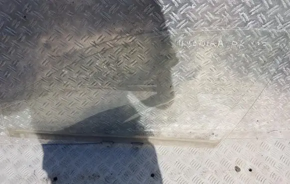 Hyundai Lantra II Front door window glass four-door