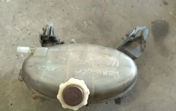 Renault Master II Coolant expansion tank/reservoir 82005950