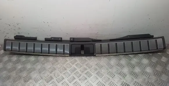 Trunk/boot sill cover protection
