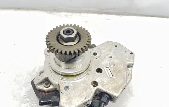Mercedes-Benz E W211 Fuel injection high pressure pump A6420700201