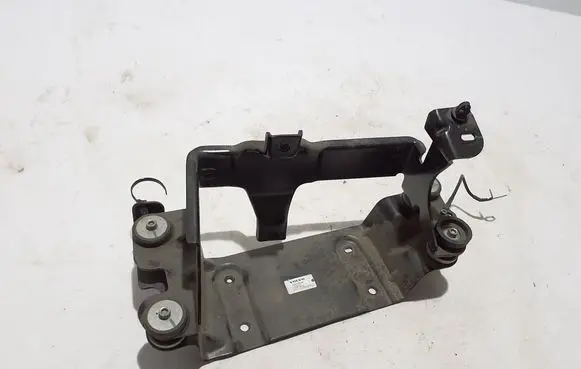 Volvo XC40 A/C compressor mount bracket 32275530