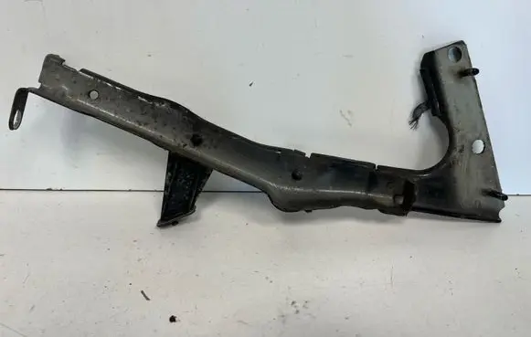 Audi A5 Sportback 8TA Fender mounting bracket 8T0821135C