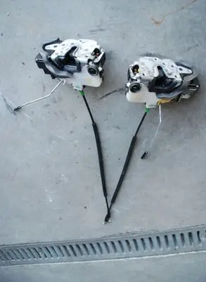 Loading door lock